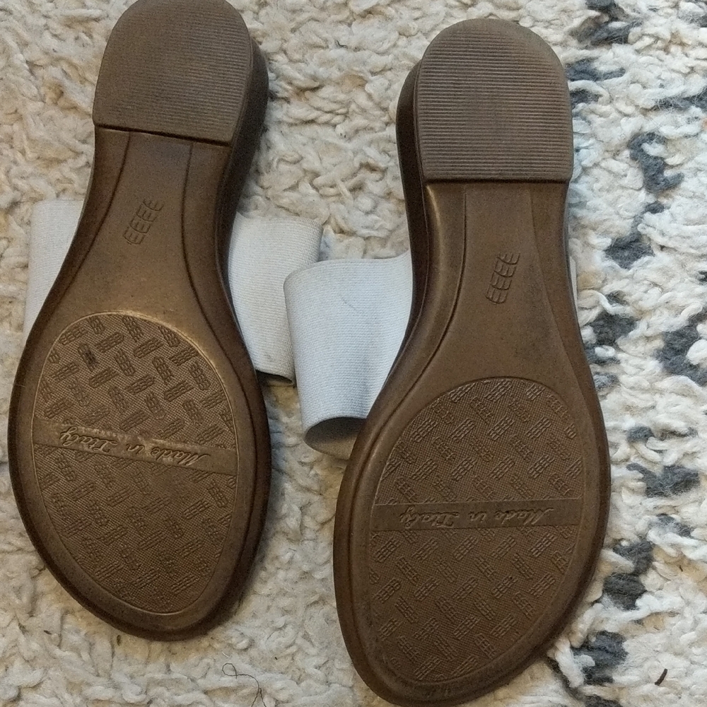 Italian Shoemakers Ivory and Brown Elastic Thong Sandals - Picture 4 of 5